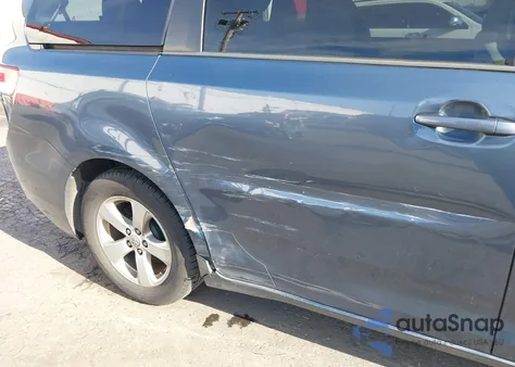 2013 Toyota Sienna Le V6 8 Passenger z USA, uszkodzony, nr VIN 5TDKK3DC7DS404652